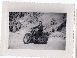 Snapshot Superbe Homme Moto à Situer Identifier 40s 50s - Anonieme Personen