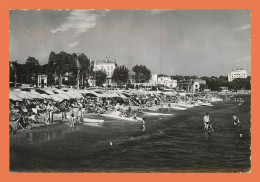 A713 / 351 06 - JUAN LES PINS Plage Et Foret De Parasols - Juan-les-Pins