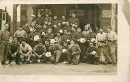 33 LIBOURNE. Un Groupe De Militaires Régiment Des Chars De Combats - Libourne