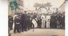 ANGOULEME CARTE PHOTO   GROUPE D OUVRIERS DEVANT UNE FONDERIE   POSTEE D ANGOULEME - Angouleme