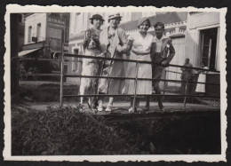 Jolie Photo De Groupe Sur Un Pont à Clerès Le 15 Août 1934, Publicité Byrrh, Alcool, Seine Maritime Normandie 8,5x5,9cm - Plaatsen