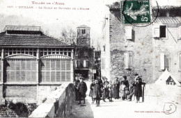 D11 VALLEE DE L'AUDE - VUE ANIMEE DE LA HALLE Et CLOCHER DE L'EGLISE - Autres & Non Classés