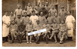 CARTE PHOTO DE 1918 - GRENOBLE - 38 -  MILITARIA - WWI -GROUPE DE  POILUS BLESSES AVEC INFIRMIERS ET DOCTEUR A L'HOPITAL - Fotografie