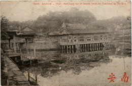 Annam - Hue - Pavillons Sur Le Bassin - Viêt-Nam