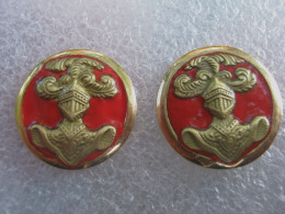 2 INSIGNES DE COL ARMEE FRANCAISE CAVALERIE / SPAHIS (FOND ROUGE + DORE) ETAT EXCELLENT - Armée De Terre