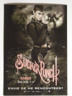 FILM SUCKER PUNCH - AMBER - Femme Avec Sucette - Carte Publicitaire Du Film - Plakate Auf Karten