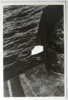 CHAUSSURE Au Bord De L'eau - Photographe Ralph GIBSON - Carte Postale Moderne Grand Format - Mode