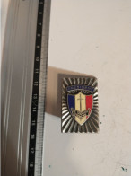 Insigne Métallique Tricolore " LE SOUVENIR FRANCAIS " Président DRAGO - Armée De Terre