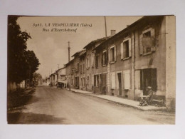 LA VERPILLIERE (38/Isère) - Rue D'Ecorcheboeuf , Enseigne Café Jaillet , Voiture Et Vélo Garés - Autres & Non Classés