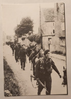 SECONDE GUERRE MONDIALE - 6 Juin 1944 / Progression Troupes Commando - Carte Postale Moderne Amicale Parachutistes - Storia