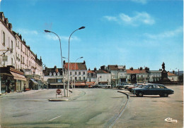 & 71 Le Creusot Place Schneider CPM Voiture Auto Peugeot 504 - Le Creusot