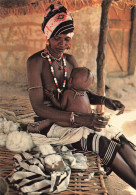 &21 Afrique En Couleurs Préparation Du Coton Femme Nue Avec Bébé Seins Nus Sein Nu Nude Allaitement - Unclassified