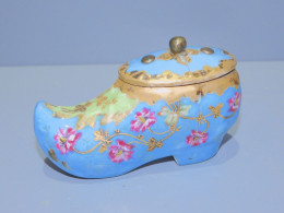 -TABATIERE FORME CHAUSSURE SABOT PORCELAINE FLEURS EMAILLEES DORURES VITRINE  E - Contenitori Di Tabacco (vuoti)