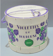 -JOLIE BOITE NICE FLORE VIOLETTES DE TOULOUSE CARTONNAGE MORA COLLECTION Déco   E - Autres & Non Classés