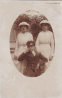 AK Foto 2 Frauen Und Junge Mit Schirmkappe - Ca. 1910 (68873) - Groupes D'enfants & Familles