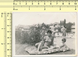 REAL PHOTO - Bikini Woman And Kids On Beach Boys Girl Femme Et Enfants Sur Plage Old Photo Snapshot - Personnes Anonymes