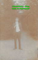 R407957 A Young Man In A Suit Is Standing In The Park. 1910 - Welt