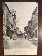 Cpa 24 Dordogne, Ribérac, Rue De L'Hôtel De Ville, Animée, Imprimerie Ladoire - Riberac