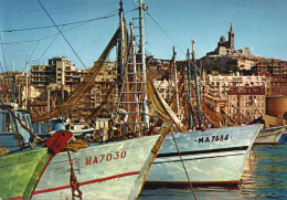 CPM - P - BOUCHES DU RHONE - MARSEILLE - LE VIEUX PORT - COIN DES CHALUTIERS - DANS LE FOND NOTRE DAME DE LA GARDE - Non Classés