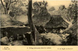 Dahomey - Benin - Village Dahomeen Danss Les Rochers - Benin