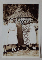 Six Femmes Dans Un Jardin. - Anonymous Persons