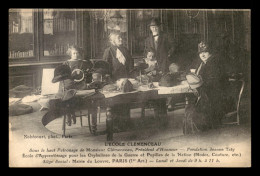 75 - PARIS 1ER - ECOLE CLEMENCEAU, FONDATION JEANNE TATY - APRENTISSAGE DE LA COUTURE POUR LES ORPHELINES DE GUERRE - Paris (01)