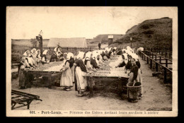 56 - PORT-LOUIS - FEMMES DES USINES METTANT LEUR SARDINES A SECHER - Port Louis