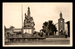 ALGERIE - MARNIA - LE MONUMENT AUX MORTS ET L'EGLISE - Autres & Non Classés