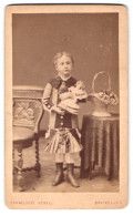 Fotografie Cornelisse Hergel, Bruxelles, 22, Rue Neuve, Portrait Hübsch Gekleidetes Mädchen Mit Einer Puppe  - Anonieme Personen