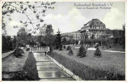 73971784 Bad_Brambach Radiumbad Partie Im Kurpark Mit Weidighaus - Bad Brambach