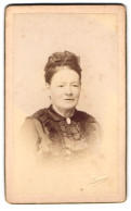Fotografie A. Louvois, Lez-Bruxelles, Chaussee De Louvain, Portrait ältere Frau Im Kleid Mit Haarschleife  - Personas Anónimos
