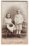 Fotografie Ad. Junghans, Magdeburg-Neustadt, Breite Weg 21, Portrait Kinderpaar In Hübscher Kleidung Mit Reifen  - Personas Anónimos