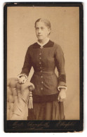 Fotografie Moritz Schweisfurth, Elberfeld, Herzogstr. 41, Portrait Hübsches Fräulein Im Prachtvollen Kleid  - Anonymous Persons