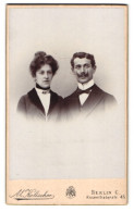 Fotografie M. Kalischer, Berlin C., Rosenthalerstrasse 45, Junges Paar Adrett Gekleidet  - Anonyme Personen