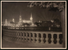 Fotografie Unbekannter Fotograf, Ansicht Dresden, Blick Zur Illuminierten Altstadt Bei Nacht  - Luoghi