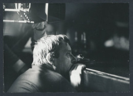 Fotografie Regisseur Walter Kohlhase überprüft Kamerablickwinkel Während Einer Aufnahme  - Célébrités