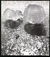 Fotografie Eis - Eiswürfel Auf Einer Eisfläche Liegend  - Autres & Non Classés