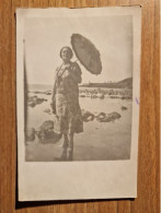 19207.   Fotografia Cartolina D'epoca Donna Femme In Posa Al Mare Aa'20 Italia - 13x8,5 - Anonymous Persons