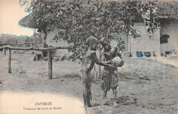ZAMBEZE PORTEUSES DE TERRE SE LAVANT - Zambia