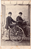 Photo CDV De Deux Homme élégant Sur Des Vélocipède  En Bois Posant Dans Un Studio Photo A Nancy En 1868 - Antiche (ante 1900)