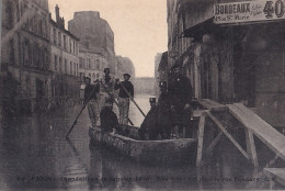 75) PARIS - INONDATIONS DE JANVIER 1910 - RUE LOURMEL PRES LA RUE FONDARY - ANIMATION - HABITANTS -( 2 SCANS ) - Paris Flood, 1910