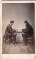 Photo CDV De Deux Homme Jouent Au Carte Dans Un Studio Photo En 1870 - Antiche (ante 1900)