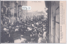 MEAUX- 1916- ANNIVERSAIRE DE LA BATAILLE DE LA MARNE-LES SOCIETES PATRIOTIQUES A LA SORTIE DE LA CATHEDRALE - Meaux