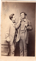 Photo CDV De Deux Jeune Hommes élégant Posant Dans Un Studio Photo A Nancy En 1860 - Antiche (ante 1900)