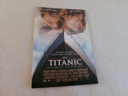 BELLE CARTE AFFICHE DE FILM "TITANIC" AVEC L. DI CAPRIO ET K. WINSLET (vente 1.60) - Posters Op Kaarten