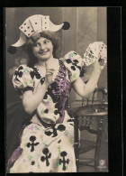 AK Dame Im Kostüm Mit Spielkarten  - Cartas