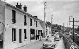 Lozère-sur-Yvette Animée Rue Parmentier Restaurant Tabac "le Week-end" Voitures Dauphine Renault Carte TRES RARE - Autres & Non Classés