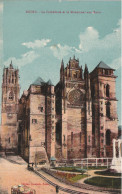 12-Rodez La Cathédrale Et Le Monument Aux Morts - Rodez