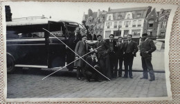 Portrait D’un Groupe D’étudiants Avec Un Autocar Sur Une Place à Identifier Photo Snapshot Vers 1950-1960 - Automobiles