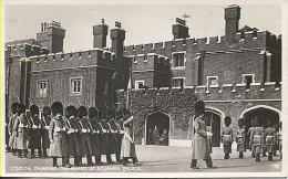 X123659 ROYAUME UNI GRANDE BRETAGNE GREAT BRITAIN ANGLETERRE ENGLAND LONDRES LONDON CHANGING GUARD AT ST JAMES PALACE - Otros & Sin Clasificación